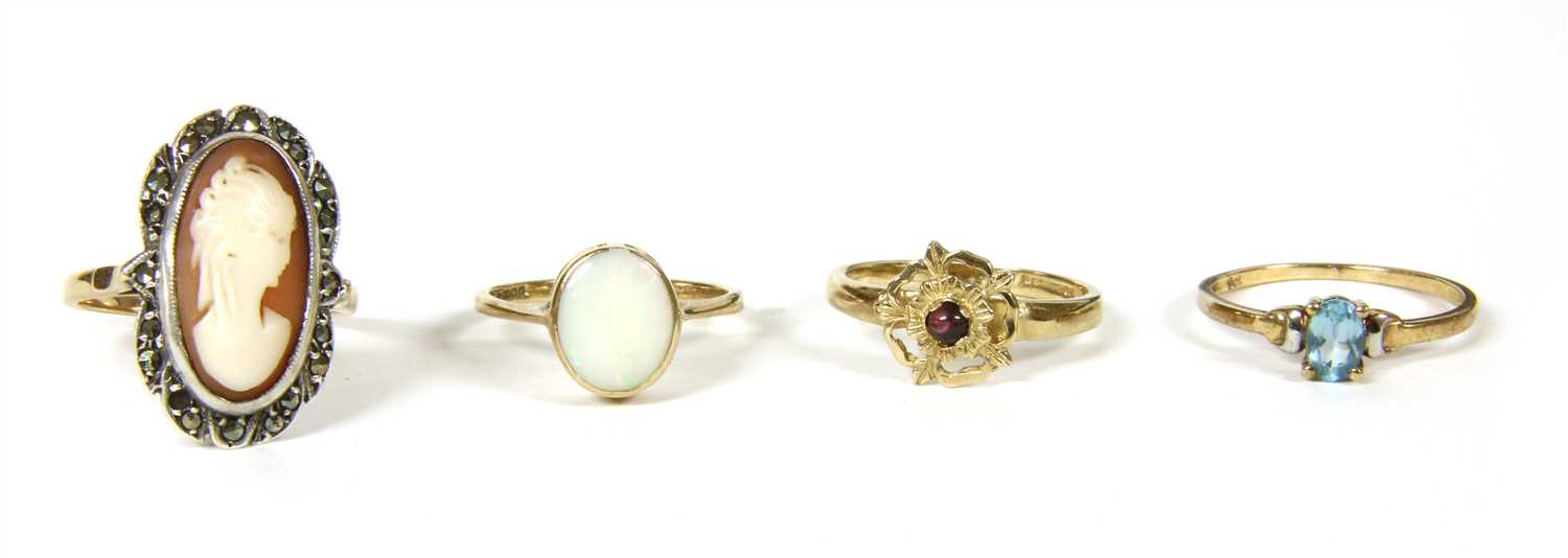 Lot 1043 - A 9ct gold opal ring