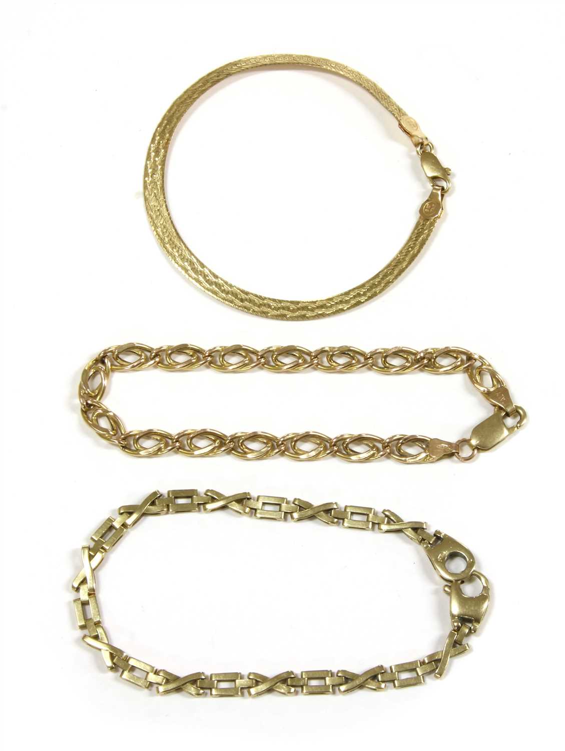 Lot 1015 - A 9ct gold engraved herringbone link bracelet