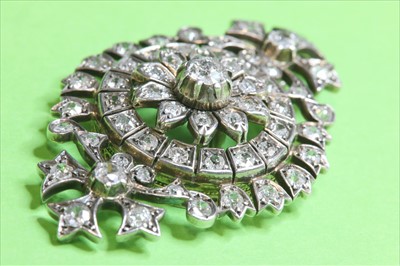 Lot 62 - A late Victorian diamond set target-style brooch/pendant, c.1880