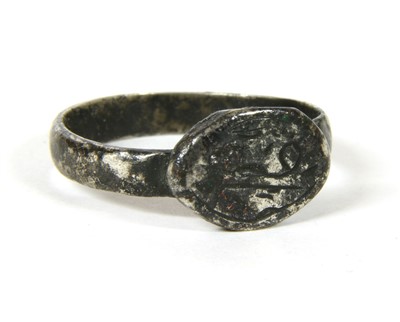 Lot 1051 - A silver ring