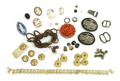 Lot 1071 - An assortment of items