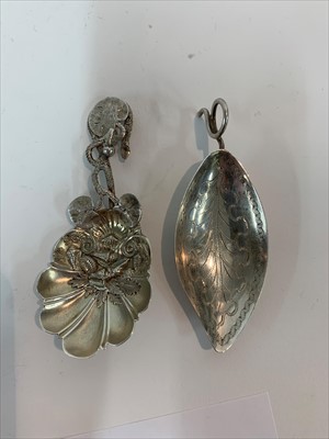 Lot 20 - A George III silver leaf-shaped caddy spoon