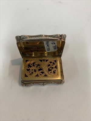 Lot 73 - A George III silver snuff box