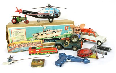 Lot 1259 - A box of tinplate toys