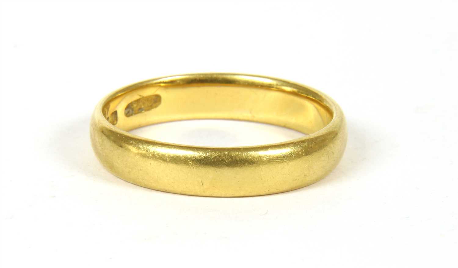 Lot 1066 - A 22ct gold wedding ring