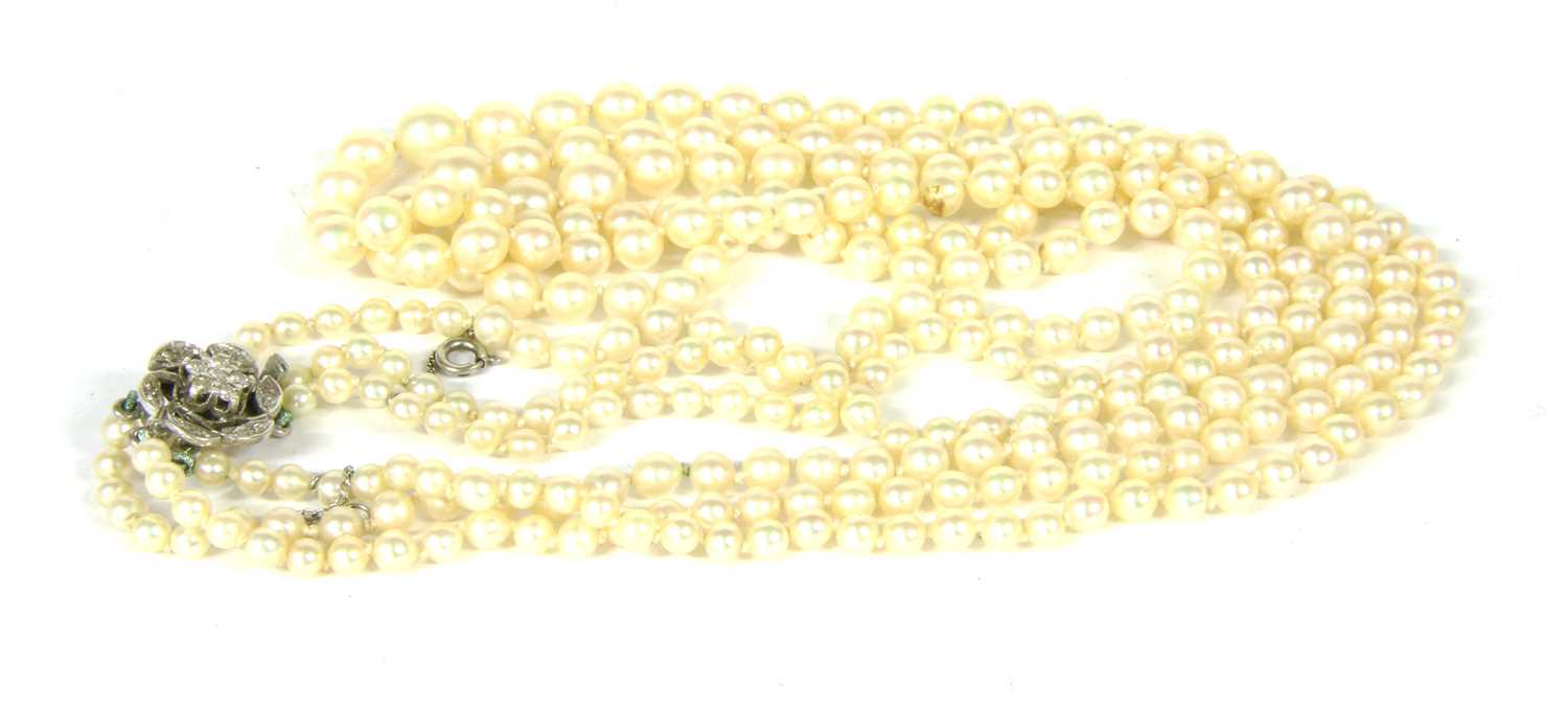 Lot 1023 - A three row graduated cultured pearl necklace