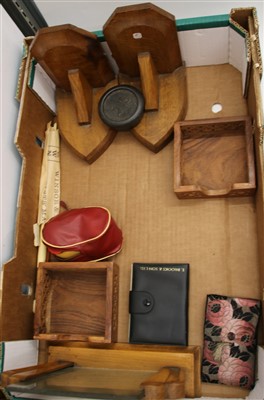 Lot 284 - A box of collector's items