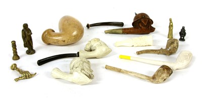 Lot 1101 - A collection of various pipes and pipe tampers