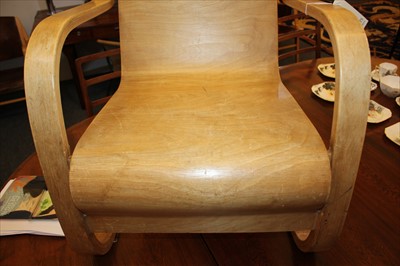 Lot 194 - An Alvar Aalto 'Model 31' chair