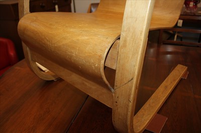 Lot 194 - An Alvar Aalto 'Model 31' chair