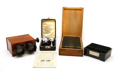 Lot 1131 - An early 20th century mahogany cased stereoscopic viewer