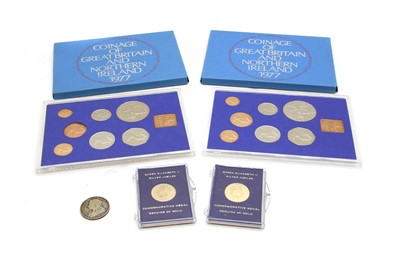Lot 1122 - A pair of 9ct gold commemorative medals for Queen Elizabeth II Silver Jubilee