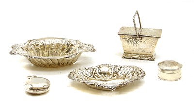Lot 1083 - An assortment of silver