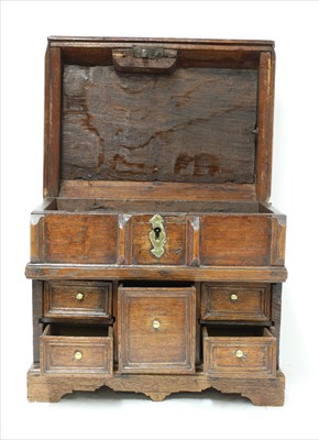 Lot 626 - A small oak chest