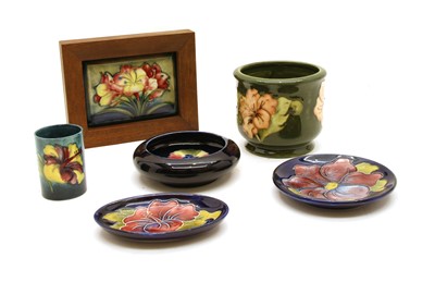 Lot 1461 - A collection of Moorcroft items