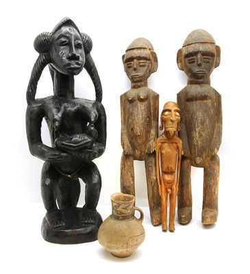 Lot 1418A - An African tribal figure of a mother and baby