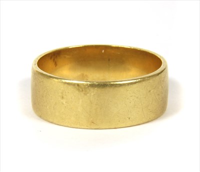 Lot 23 - An 18ct gold flat section wedding ring