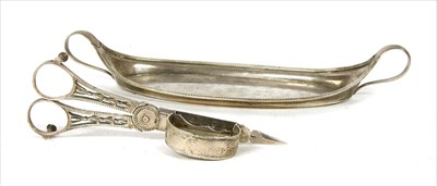 Lot 73 - A George III silver snuffers tray