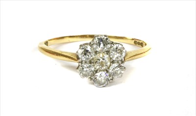Lot 29 - A gold diamond cluster ring