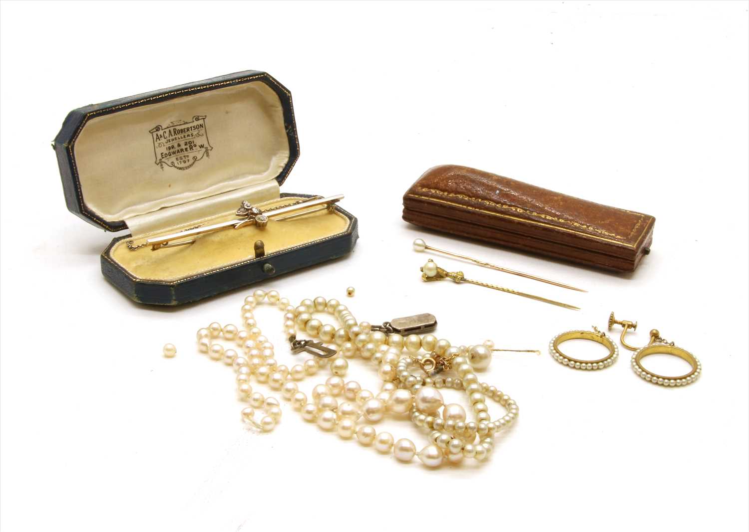 Lot 189 - A gold diamond bar brooch