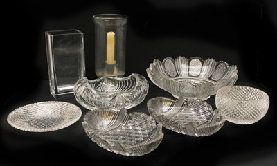 Lot 433 - A collection of cut-glass bowls