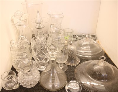 Lot 198 - Decorative glassware