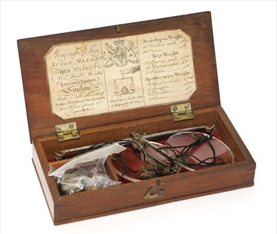Lot 1001 - A mahogany cased apothecary's coin scale