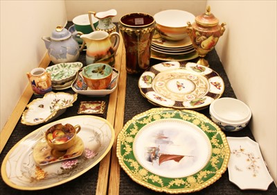 Lot 169 - A collection of decorative ceramics