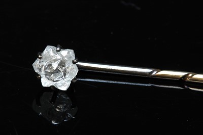 Lot 102 - A cased single stone diamond stick pin