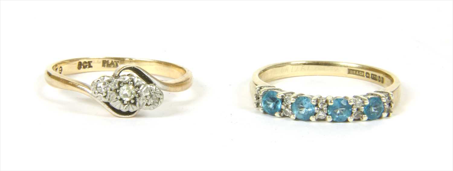 Lot 44 - A gold three stone diamond ring