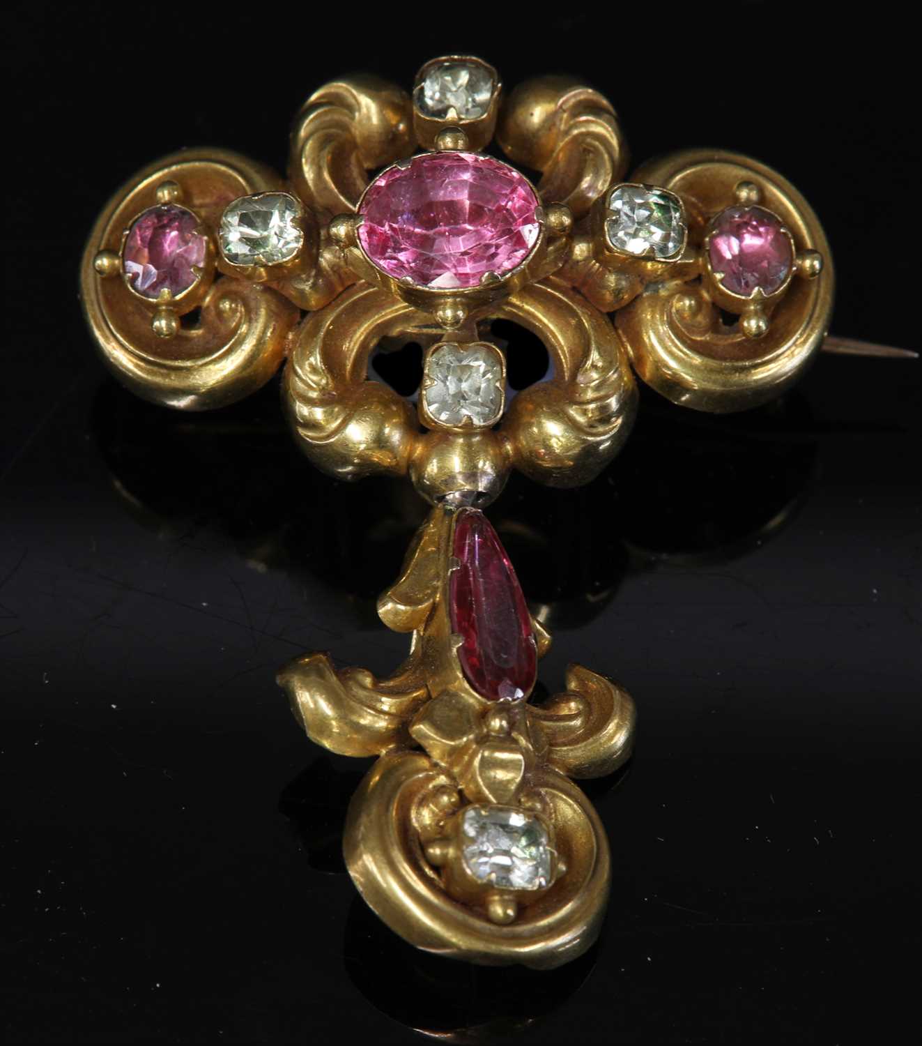 Lot 23 - A Victorian cased gold-foiled topaz and chrysolite brooch, c.1840