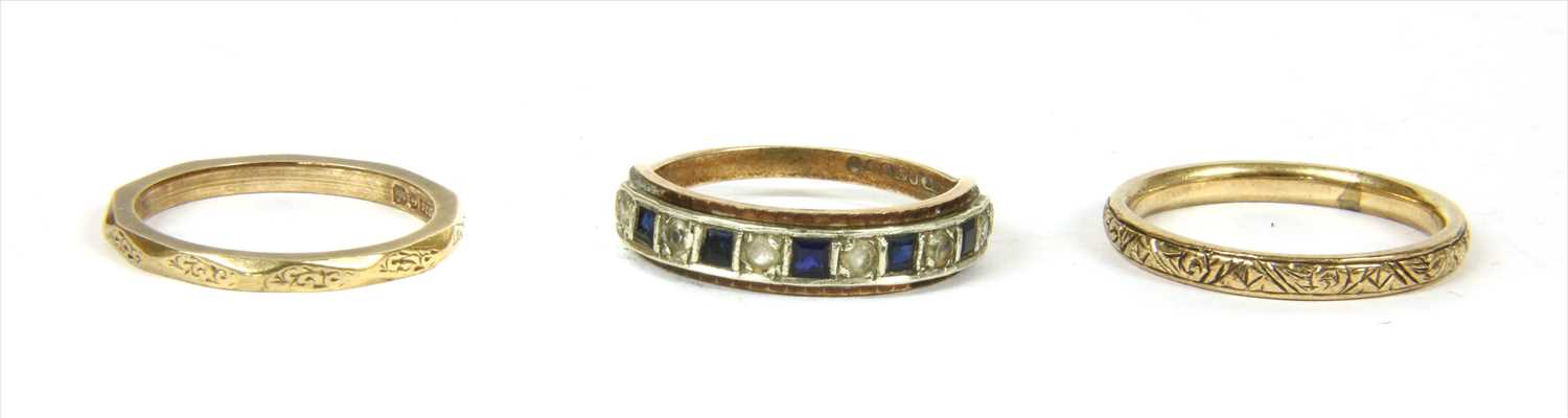 Lot 45 - A 9ct gold sapphire and paste ring