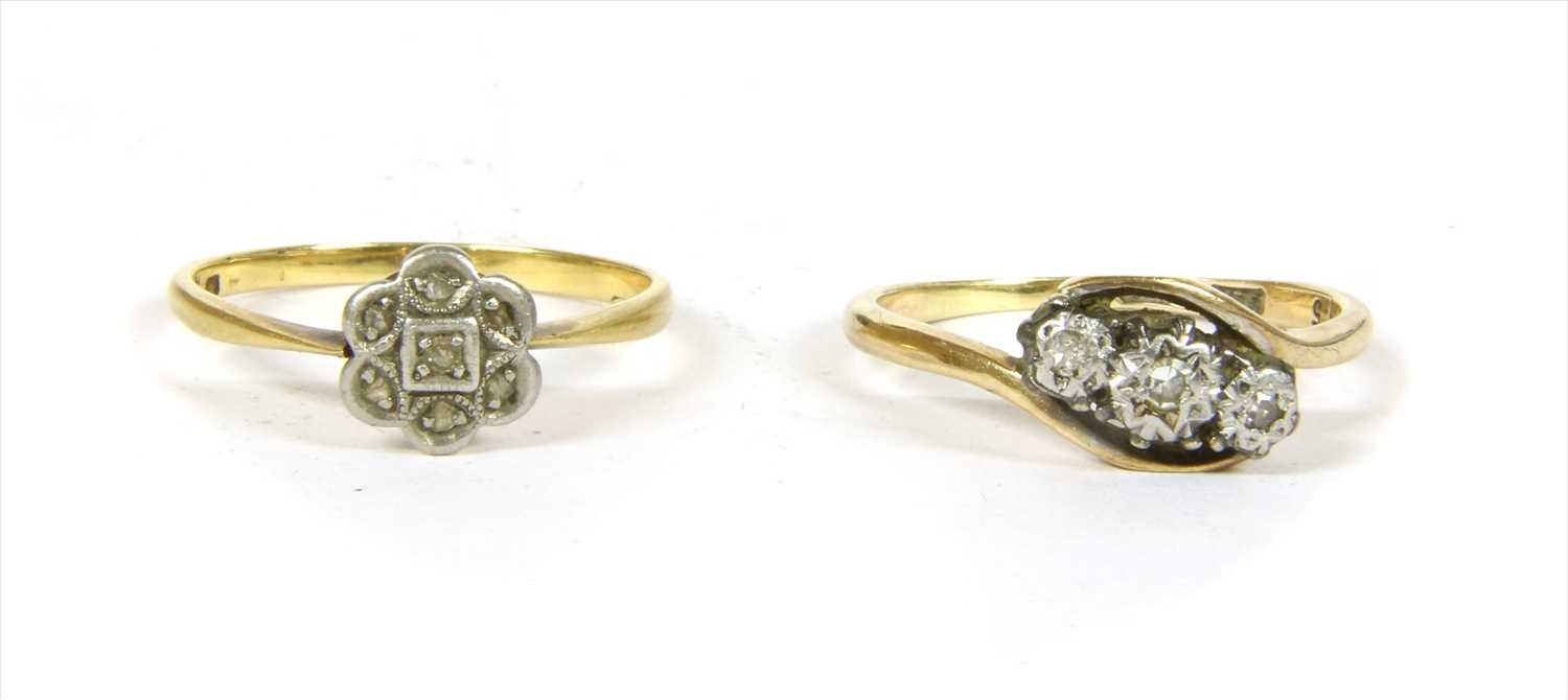 Lot 22 - A gold diamond cluster ring
