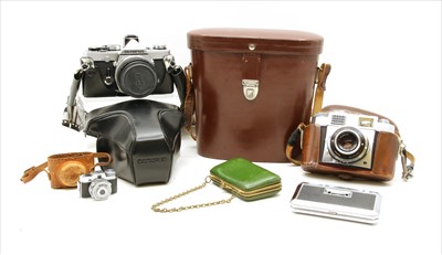 Lot 242 - A collection of cameras