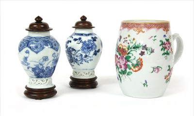 Lot 146 - An 18th century Chinese export porcelain vase or tea canister