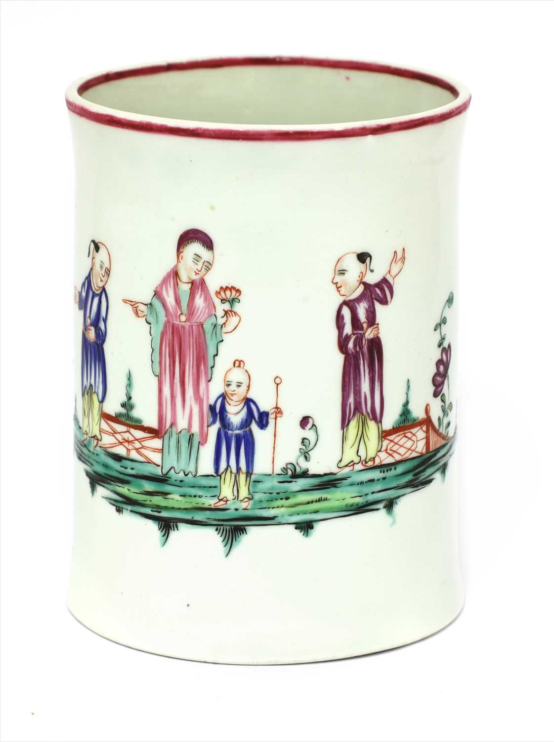 Lot 17 - A Worcester porcelain chinoiserie mug