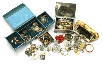Lot 94 - A quantity of gold jewellery