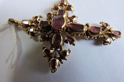 Lot 13 - An Iberian gold and ruby set cross, c.1700