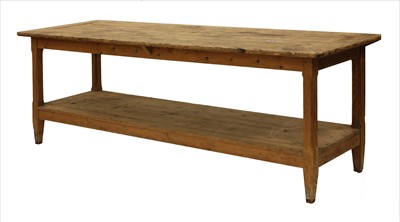 Lot 552 - A pine top worktable
