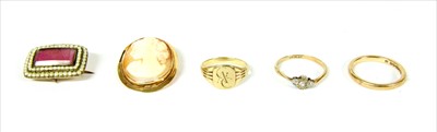 Lot 89 - A quantity of 9ct gold jewellery