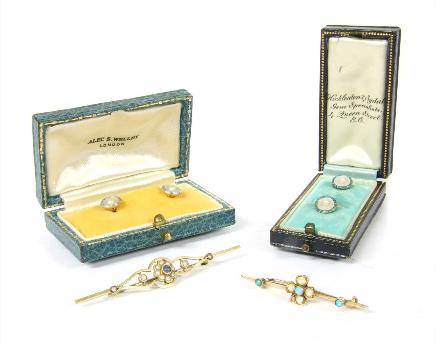 Lot 18 - A gold turquoise and split pearl shamrock bar brooch