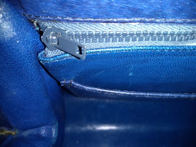 Lot 1004 - A vintage Gucci blue leather Handbag
