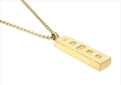 Lot 60 - A 9ct gold rectangular ingot pendant