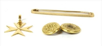 Lot 30 - A gold bar brooch