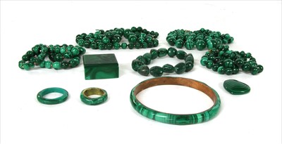 Lot 88 - A quantity of malachite bead jewellery