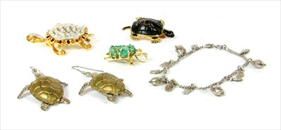 Lot 67 - A gold emerald tortoise brooch/pendant