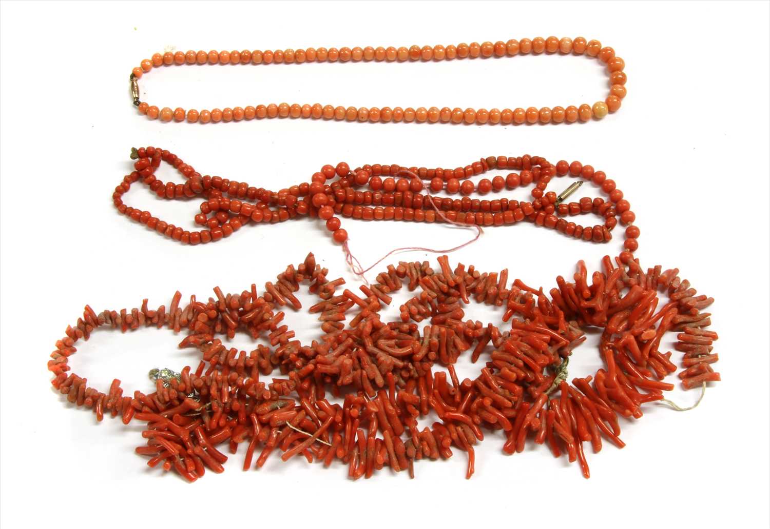 Lot 87 - A single row graduated coral bead necklace
