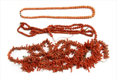 Lot 87 - A single row graduated coral bead necklace