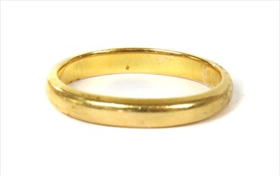 Lot 54 - A gold D section wedding band