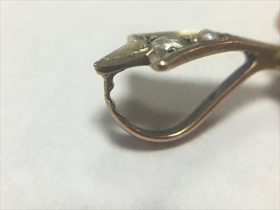 Lot 20 - An Edwardian gold peridot and split pearl pendant